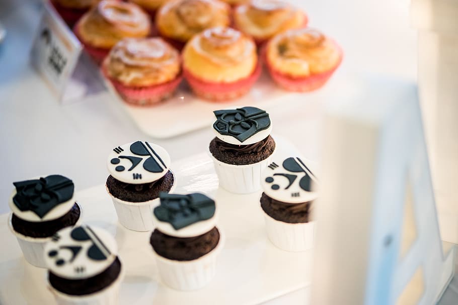 varios cupcakes, comida dulce, comida, comida y bebida, dulce, nadie, indulgencia, naturaleza muerta, postre, vista de alto ángulo, adentro, frescura, horneado, tentación, elección, comer poco saludable, mesa, listo para comer, pastel, arreglo, magdalena, artículo de pastelería al horno, macarrón, bocadillo, 5K