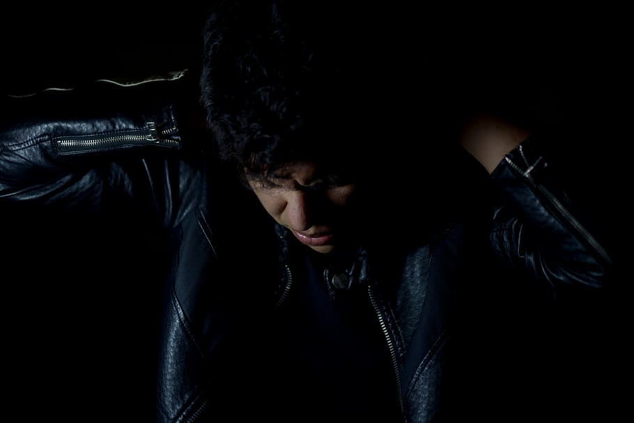 home, negre, jaqueta de pell, roba, jaqueta, abric, humà, mexicà, universitat linda vista, pueblo nuevo, màniga, depressió, fer mal, masculí, solitari, ferit, ombra, silueta, perdut, dolor, una persona, adult jove, retrat, fons negre, a l'interior, tir de l'estudi, vista frontal, roba casual, cuir, home jove, tirada al cap, fosc, homes, cintura cap amunt, mirant, primer pla, contemplació, adolescència, adolescent, rostre humà, caputxa - roba, nois adolescents, pentinat, 5K