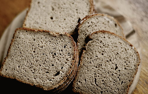 Brot, Roggenbrot, Bäckerei, backen, Lebensmittel, Kunst, Geschmack, Essen, gebacken, Ernährung, köstlich, Schneidbrett, Brotscheiben, lecker, gesund, Essen und Trinken, Nahansicht, Frische, gesundes Essen, drinnen, Wohlbefinden, Fokus auf den Vordergrund, Stillleben, braun, keine Leute, fertig für den Verzehr, Scheibe, High Angle View, Tabelle, Gruppe von Objekten, selektiver Fokus, Mohn, Frühstück, Vollkornbrot, 5K, CC0, gemeinfrei, lizenzfrei