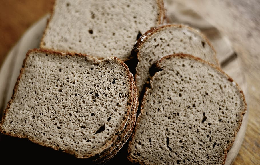 Brot, Roggenbrot, Bäckerei, backen, Lebensmittel, Kunst, Geschmack, Essen, gebacken, Ernährung, köstlich, Schneidbrett, Brotscheiben, lecker, gesund, Essen und Trinken, Nahansicht, Frische, gesundes Essen, drinnen, Wohlbefinden, Fokus auf den Vordergrund, Stillleben, braun, keine Leute, fertig für den Verzehr, Scheibe, High Angle View, Tabelle, Gruppe von Objekten, selektiver Fokus, Mohn, Frühstück, Vollkornbrot, 5K