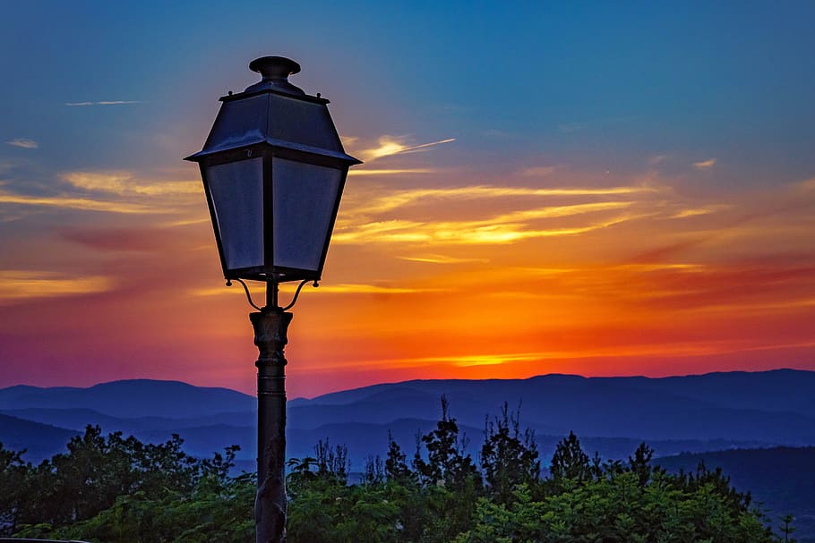 západ slunce, večer, nebe, soumrak, krajina, Příroda, mraky, dosvit, večerní obloze, scénický, osvětlení, letní, romantický, lucerna, scenics - příroda, krása v přírodě, hora, klidné scény, strom, klid, rostlina, silueta, oranžová barva, ulice, mrak - nebe, nikdo, osvětlovací zařízení, pouliční osvětlení, životní prostředí, pohoří, idylický, venku, elektrická lampa, horský vrchol, 4K