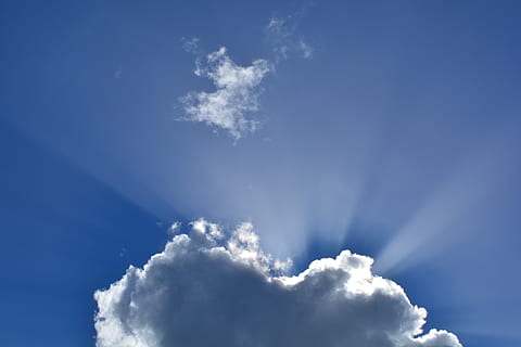 blanc, ennuvolat, cel, raigs solars, núvols, naturalesa, núvol - cel, blau, cloudscape, Color blanc, dia, idíl·lic, medi ambient, fons, llum solar, cap gent, a l'aire lliure, atmosfera, religió, vent, meteorologia, suavitat, fons abstractes, 5K, CC0, domini públic, lliure de regalies