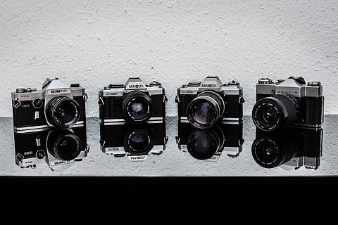 Deutschland, Stuttgart, Kamera, analog, Film, Minolta, Nikon, Revue, Zenit, Sigma, Tamron, revuetar, Schönheit, gefertigt, Spiegel, retro, alt, alte Schule, Fotografie, analoge Fotografie, Technologie, Wandbau - Funktion, Nahansicht, Fotografie-Themen, drinnen, keine Leute, Seite an Seite, in einer Reihe, Kamera - Fotoausrüstung, Retro-Stil, Stillleben, Objektiv - optisches Instrument, Ausrüstung, Wand, schwarze Farbe, Kommunikation, kopieren sie platz, Jahrgang, Text, Netzteil, 5K, CC0, gemeinfrei, lizenzfrei