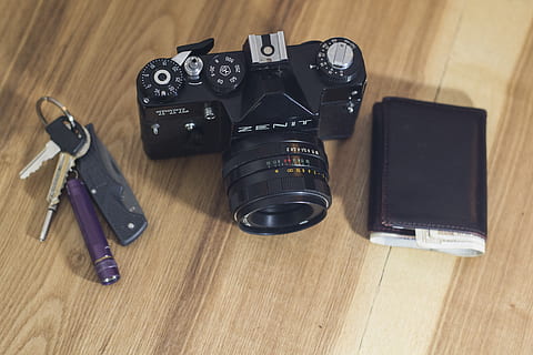 schwarz, Zenit DSLR-Kamera, Kamera, Schreibtisch, Gerät, Elektronik, Ausrüstung, Taschenlampe, Gadgets, drinnen, Schlüsselbund, Schlüssel, Leder, Freizeit, Linse, modern, Geld, Büro, Professionel, retro, Sicherheit, Technologie, Brieftasche, Holz, hölzerne Tischplatte, Arbeitsplatz, Fotografie-Themen, Tabelle, Kamera - Fotoausrüstung, Fotoausrüstung, High Angle View, Stillleben, schwarze Farbe, Objektiv - optisches Instrument, Holz - Material, Digitalkamera, keine Leute, Parkettboden, Digitale Spiegelreflexkamera, Bodenbelag, Gruppe von Objekten, Stativ, Spiegelreflexkamera, 4K, CC0, gemeinfrei, lizenzfrei