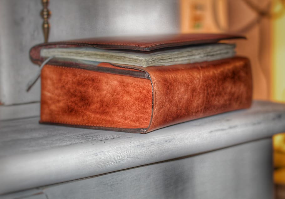Handarbeit, Leder, kreativ, keine Leute, Nahansicht, drinnen, Veröffentlichung, Buch, selektiver Fokus, Holz - Material, Container, rot, Stillleben, Tabelle, Bildung, Fokus auf den Vordergrund, Tag, braun, alt, Wohngebäude, Box, gebundenes Buch, 4K