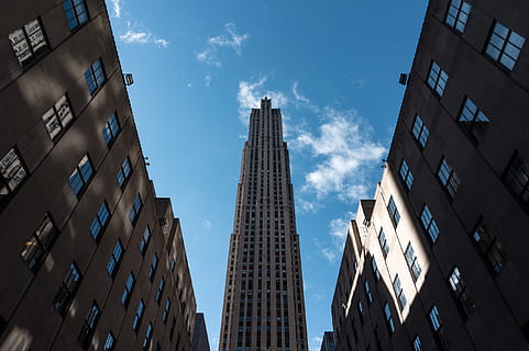 arquitectura, edifici, infraestructura, torre, gratacels, llum solar, assolellat, cel, blau, núvols, exterior de l'edifici, estructura construïda, ciutat, vista d’angle baix, exterior d’edifici d’oficines, alta - alta, núvol - cel, naturalesa, oficina, dia, cap gent, a l'aire lliure, finestra, fletxa, directament a sota, apartament, districte financer, 2K, CC0, domini públic, lliure de regalies