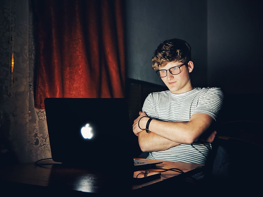 mand, leder, vendt, macbook, computer, bærbar, en person, briller, trådløs teknologi, bruger bærbar computer, teknologi, sidder, gardin, indendørs, afslappet tøj, meddelelse, forbindelse, rigtige mennesker, herrer, arbejder, bord, taljen op, surfer på nettet, elektrisk lampe, tastatur, 4K