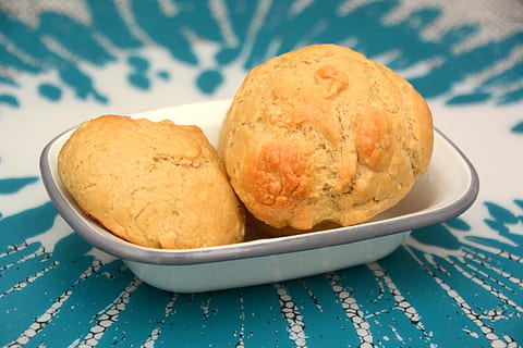 rollos de pan, un pan, plato, horneando, hecho en casa, panadería, comida, mesa, azul, Fresco, sabroso, comida y bebida, frescura, adentro, alimentación saludable, nadie, de cerca, naturaleza muerta, listo para comer, horneado, bienestar, Manteles, centrarse en primer plano, indulgencia, comida dulce, sencillez, tentación, bocadillo, 2K, CC0, dominio público, libre de derechos