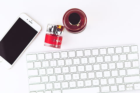 post-2016 per iPhone, teclat, Estats Units, new york, telèfon, perfum, iphone, mòbil, esmalt per a les ungles, blanc, brillant, De dalt a baix, electrònica, beure, begudes, accessoris, girlboss, tothom, escriptori, oficina a casa, tecnologia, ordinador, comunicació, tecnologia sense fils, equips informàtics, connexió, tir de l'estudi, teclat d’ordinador, a l'interior, vermell, cap gent, Internet, xarxa d’ordinadors, telèfon intel·ligent, dispositiu d’informació portàtil, salut i medicina, vista d’angle alt, directament a sobre, primer pla, 4K, CC0, domini públic, lliure de regalies