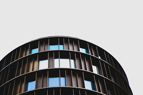 arquitectura, edifici, infraestructura, estructura, establiment, apartament, finestres, condomini, hotel, exterior de l'edifici, estructura construïda, vista d’angle baix, cel clar, cel, còpia espai, vidre - material, cap gent, naturalesa, exterior d’edifici d’oficines, finestra, modern, ciutat, oficina, dia, patró, a l'aire lliure, forma geomètrica, 5K, CC0, domini públic, lliure de regalies