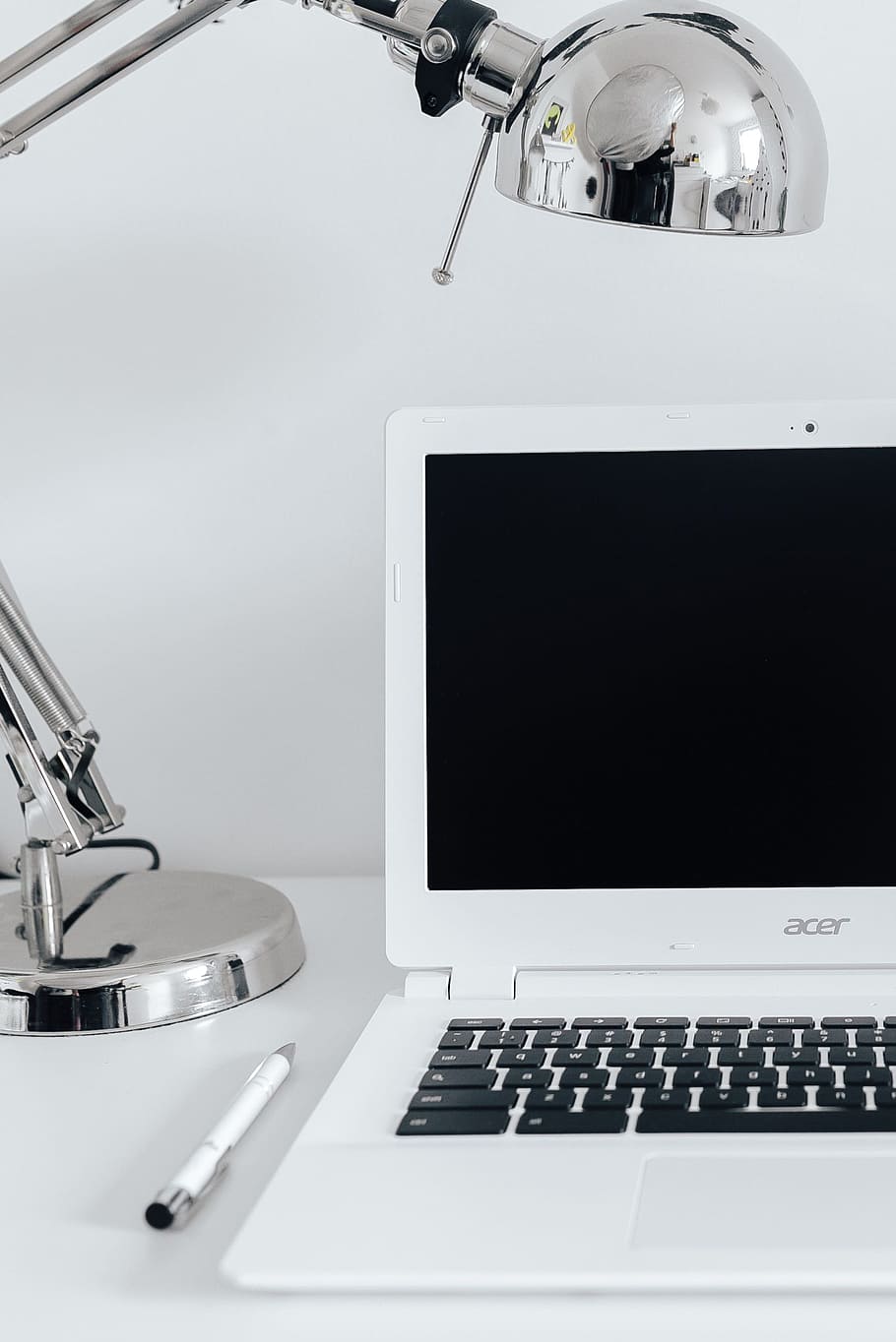 escriptori d’estació de treball minimalista, blanc, modern, espai de treball, ordinador, contemporani, escriptori, portàtil, scandi, Escandinau, portàtil blanc, estudiar, disseny d’escriptori, tecnologia, tecnologia sense fils, connexió, comunicació, taula, a l'interior, teclat, cap gent, Color blanc, mobles, teclat d’ordinador, equips informàtics, natura morta, dispositiu d’informació portàtil, bolígraf, reflexió, primer pla, 2K