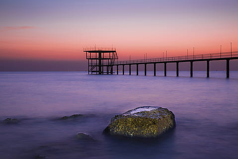 Abu-abu, batu, kayu, dermaga, pantai, batu besar, jembatan, Fajar, malam, horison, pemandangan, paparan panjang, batu berlumut, samudra, refleksi, pasir, laut, pemandangan laut, pantai laut, langit, matahari, matahari terbit, matahari terbenam, air, padat, scenics - alam, keindahan di alam, batu - benda, ketenangan, alam, koneksi, adegan yang tenang, struktur yang dibangun, jembatan - struktur buatan manusia, Arsitektur, awan - langit, lingkungan Hidup, tidak ada orang, cakrawala di atas air, di luar rumah, ungu, 5K, CC0, domain publik, bebas royalti