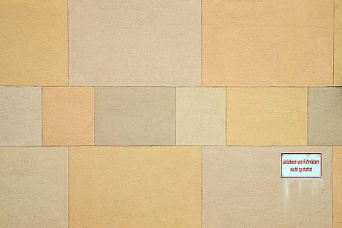 paret, patró, minimalisme, escut, prohibit, buit, fons, textura, estructura, gràfic, colorit, patró de fons, es va retirar, maó, pedres, rectangles, curs, ratlles, funció de construcció de parets, marc complet, arquitectura, groc, estructura construïda, cap gent, comunicació, forma geomètrica, sòls, a l'interior, dia, disseny, forma, primer pla, rectangle, concret, 5K, CC0, domini públic, lliure de regalies