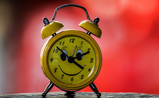 Tempo, fuso horário, globo, mundo, em formação, relógio, despertador, fechar-se, ninguém, dentro de casa, estilo retro, mostrador do relógio, ponteiro do relogio, ainda vida, focar em primeiro plano, ponteiro dos minutos, único objeto, cor verde, tiro do estúdio, data limite, comunicação, número, fundo colorido, 5K, CC0, domínio público, royalty free