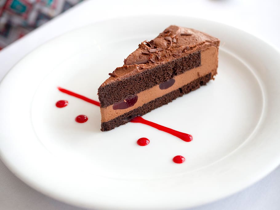 xocolata, gerds, pastís, postres, menjar, dolç, deliciós, fleca, menjar dolç, menjar i beguda, al forn, placa, llest per menjar, primer pla, indulgència, frescor, temptació, a l'interior, menjar poc saludable, pastís de xocolata, tall, cap gent, fruita, estil de menjar, 4K