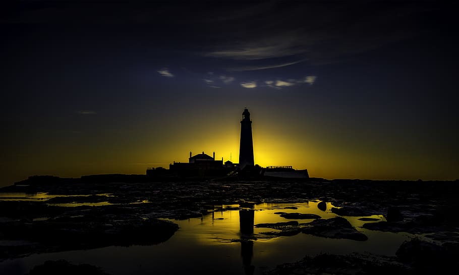 foto de la silueta, far, arquitectura, llum de fons, platja, fosc, alba, tarda, reflexió, La calçada de l'illa de Santa Maria, st. el far de Maria, posta de sol, UK, aigua, whitley bay, cel, estructura construïda, exterior de l'edifici, torre, núvol - cel, naturalesa, edifici, cap gent, silueta, ciutat, alta - alta, destinacions de viatge, religió, a l'aire lliure, viatjar, paisatge urbà, gratacels, 2K
