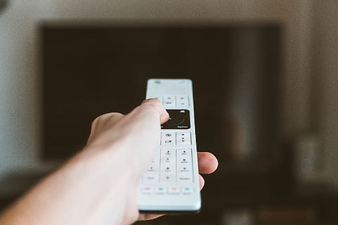 weiße Fernbedienung, Steuerung, Hand, Fernbedienung, menschliche Hand, eine Person, menschliches Körperteil, halten, Technologie, drinnen, Erwachsene, Körperteil, selektiver Fokus, Nahansicht, Kommunikation, Lebensstile, Nummer, Finger, Frau, Freizeitbeschäftigung, kabellose Technologie, 5K, CC0, gemeinfrei, lizenzfrei