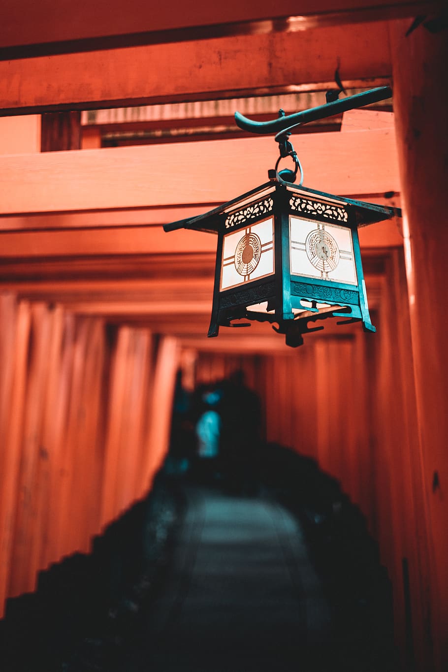 Gebäude, Glockenturm, Turm, die Architektur, Lampe, Laterne, Schrein, Bokeh, kyoto, Orange, Japan, Fokus, Anbetung, Tempel, torii, Tor, Mensch, Person, Gang, Lampenschirm, Lichtanlage, hängend, gebaute Struktur, keine Leute, beleuchtet, Anbetungsstätte, Wandbau - Funktion, elektrische Lampe, Religion, Glauben, drinnen, orange Farbe, Spiritualität, Decke, 5K