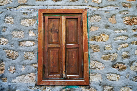 Fenster, Wand, Stein, solide, Straße, Holz, Holzfaserplatten, Textur, alt, retro, Hintergrund, Muster, Makro, schließen, wunderschönen, die Architektur, Gebäude, Zuhause, Frontlinie, traditionell, Häuser, Tür, Eingang, gebaute Struktur, Gebäudehülle, geschlossen, Holz - Material, Sicherheit, keine Leute, Wandbau - Funktion, Tag, Schutz, Haus, draußen, Wohngegend, Steinwand, 8K, CC0, gemeinfrei, lizenzfrei