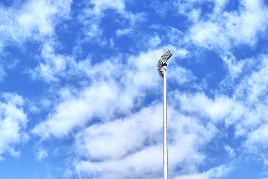 blau, cel, núvols, blanc, parc infantil, Brea, futbol, esports, lluminàries, llums, pol, núvol - cel, vista d’angle baix, cap gent, naturalesa, dia, equips d’il·luminació, projector, a l'aire lliure, llum del carrer, alta - alta, medi ambient, carrer, bellesa a la natura, conservació del medi ambient, llum, fum - estructura física, tecnologia, 5K