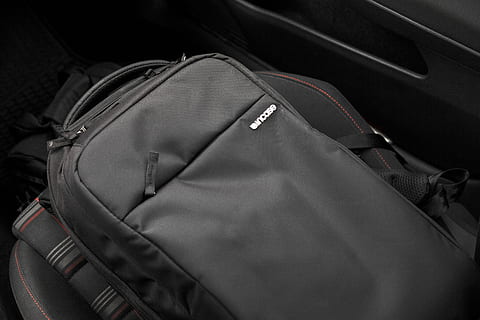 grauer Rucksack, Nahansicht, drinnen, keine Leute, Tasche, Auto, Kleidung, Kraftfahrzeug, Transportmittel, Transport, Reise, Leder, Textil-, persönliches Accessoire, Gepäck, einzelnes Objekt, Landfahrzeug, Zeichen, Rucksack, Luxus, 5K, CC0, gemeinfrei, lizenzfrei