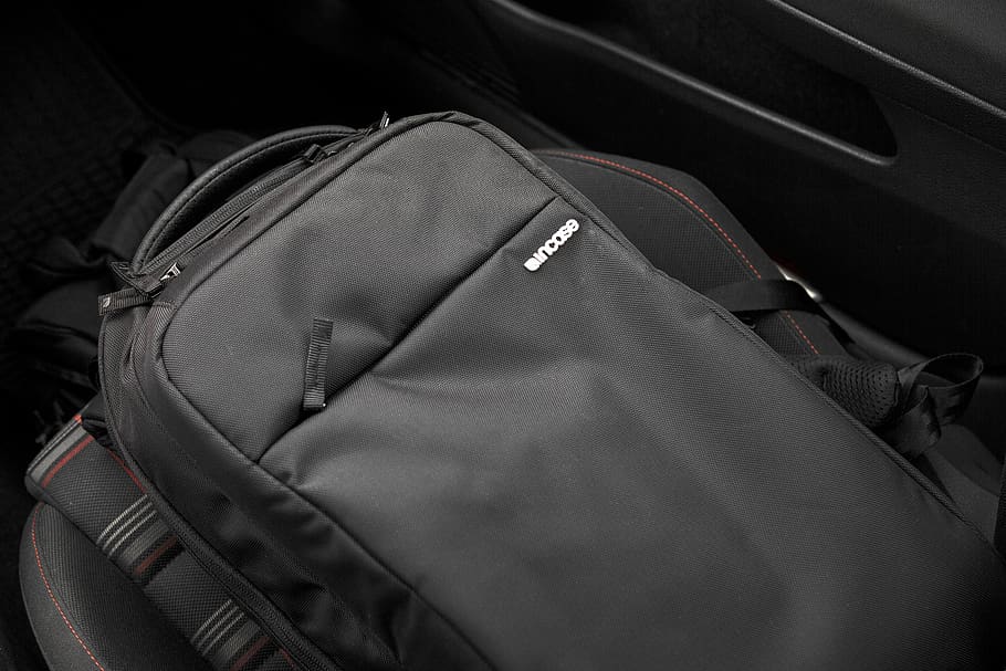 grauer Rucksack, Nahansicht, drinnen, keine Leute, Tasche, Auto, Kleidung, Kraftfahrzeug, Transportmittel, Transport, Reise, Leder, Textil-, persönliches Accessoire, Gepäck, einzelnes Objekt, Landfahrzeug, Zeichen, Rucksack, Luxus, 5K