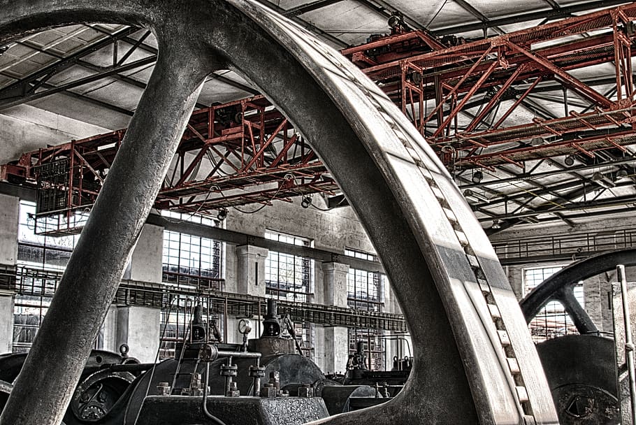 fotografia en escala de grisos, màquina, edifici, construcció, motor, fàbrica, molinet, sala, indústria, ferro, mecànica, metàl·lic, producció, acer, urbà, roda, arquitectura, transport, persones reals, estructura construïda, manera de transport, homes, connexió, metall, dia, gent, vista d’angle baix, grup de persones, pont, ocupació, transport per ferrocarril, a l'aire lliure, vehicle terrestre, ferro - metall, sostre, 5K