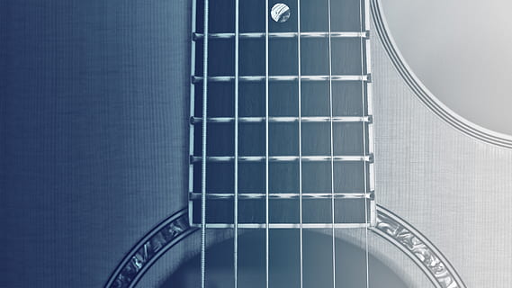 chitarra, stringhe, vicino, macro, strumento musicale, attrezzatura musicale, musica, in casa, strumento a corda, nessuno, avvicinamento, cultura artistica e intrattenimento, stringa, architettura, stringa di strumenti musicali, struttura costruita, blu, grigio, singolo oggetto, girato in studio, metallo, caratteristica della parete, interno di casa, color argento, 1080P, CC0, dominio pubblico, privo di copyright