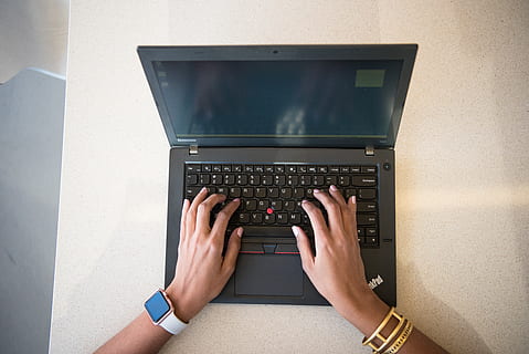 człowiek, dłoń, czarny, lenovo thinkpad, Kajdany, współczesny, elektronika, ręce, wewnątrz, klawiatura, laptop, osoba, sala, ekran, posiedzenie, technologia, pisanie na maszynie, bezprzewodowy, kobieta, pracujący, porozumiewanie się, technologia bezprzewodowa, komputer, część ludzkiego ciała, jedna osoba, ludzka ręka, połączenie, klawiatura komputerowa, za pomocą laptopa, dorosły, Bezpośrednio powyżej, wyposażenie komputera, Internet, serfować po sieci, 5K, CC0, domena publiczna, darmowe zdjęcia