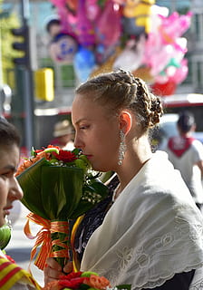 Folklore, Hingabe, Blumen, Säule, Saragossa, Feier, Veranstaltung, Lebensstile, Kopfschuss, Frau, echte Menschen, Blume, Frauen, Freizeitbeschäftigung, blühende Pflanze, Porträt, halten, Fokus auf den Vordergrund, zufällige Menschen, Menschen, Mädchen, Kind, junger Erwachsener, junge Frau, draußen, positive Emotionen, Frisur, Blumenschmuck, Teenager, Blütenkopf, 5K, CC0, gemeinfrei, lizenzfrei