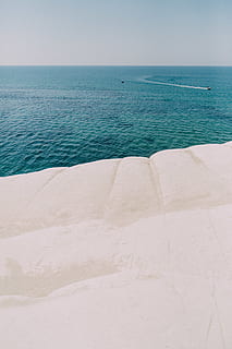ocean val, natură, în aer liber, teren, apă, ocean, linia țărmului, coastă, promontoriu, agrigento, scala dei turchi, nisip, decor, sol, peisaj, mare, albastru, Italia, sicilia, plajă, barcă, orizontul peste apă, orizont, scenice - natura, liniște, cer, frumusețe în natură, o scenă liniștită, idilic, nici o persoana, zi, cer senin, scenă non-urbană, la distanta, turcoaz colorat, 5K, CC0, domeniu public, fără drepturi de autor