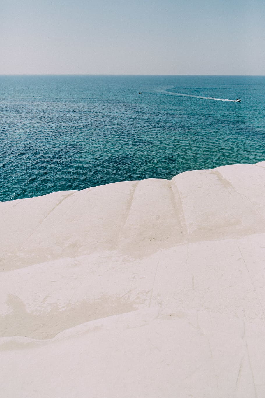 onada de l’oceà, naturalesa, a l'aire lliure, terra, aigua, oceà, línia de costa, Costa, promontori, agrigento, scala dei turchi, sorra, paisatge, sòl, mar, blau, Itàlia, Sicília, platja, vaixell, horitzó sobre l’aigua, horitzó, escenics - natura, tranquil·litat, cel, bellesa a la natura, escena tranquil·la, idíl·lic, cap gent, dia, cel clar, escena no urbana, remot, color turquesa, 5K