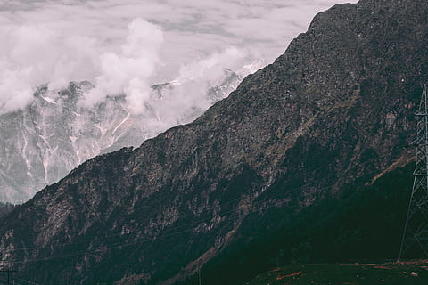 torre de transmissió gris, penya-segats, núvols, la llum del dia, durant el dia, medi ambient, herba, verd, alt, paisatge, muntanyes, naturalesa, fotografia de natura, roques, rocós, muntanya rocosa, Muntanyes rocoses, escènic, vista, cel, muntanya, bellesa a la natura, escenics - natura, cap gent, escena tranquil·la, tranquil·litat, geologia, escena no urbana, dia, rock, geografia física, Serra, a l'aire lliure, idíl·lic, remot, fum - estructura física, cim de muntanya, formació, poder a la natura, cràter volcànic, 5K, CC0, domini públic, lliure de regalies