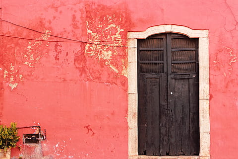 porta side-by-side grigia, porta, parete, Home decor, passerella, sentiero, finestra, mattone, puerta, Messico, telaio, struttura, rosso, coloniale, marco, veicolo, mezzi di trasporto, marciapiede, ringhiera, corrimano, architettura, esterno dell'edificio, struttura costruita, costruzione, caratteristica della parete, giorno, Entrata, nessuno, vecchio, Casa, colore rosa, quartiere residenziale, all'aperto, intemperie, chiuso, legno - materiale, città, 2K, CC0, dominio pubblico, privo di copyright