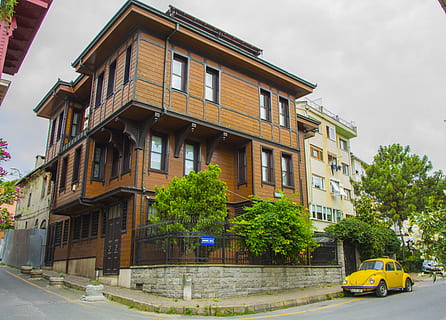mansió, data, arquitectura, casa, vell, edifici, històric, habitatge, paisatge, bonic, cel, viatjar, exterior de l'edifici, estructura construïda, transport, manera de transport, ciutat, cotxe, automòbil, planta, vehicle terrestre, arbre, carrer, carretera, dia, naturalesa, cap gent, finestra, barri residencial, a l'aire lliure, apartament, 5K, CC0, domini públic, lliure de regalies