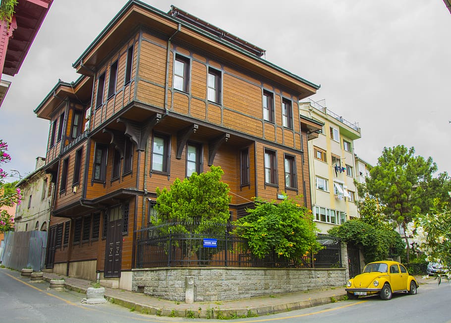 mansió, data, arquitectura, casa, vell, edifici, històric, habitatge, paisatge, bonic, cel, viatjar, exterior de l'edifici, estructura construïda, transport, manera de transport, ciutat, cotxe, automòbil, planta, vehicle terrestre, arbre, carrer, carretera, dia, naturalesa, cap gent, finestra, barri residencial, a l'aire lliure, apartament, 5K