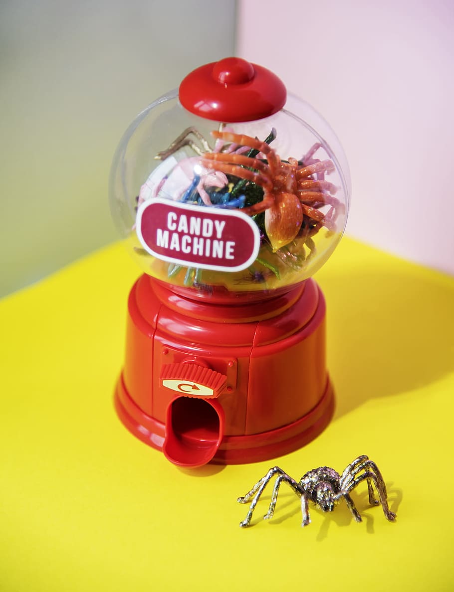rosso, giallo, bicchiere, colorato, sfondo, luminosa, caramella, avvicinamento, colori, decorazione, lucido, insetti, vaso, poco, macchina, dipinto, plastica, ragno, spaventoso, giocattoli, animale, nessuno, in casa, testo, temi animali, girato in studio, sceneggiatura occidentale, sfondo colorato, cibo e bevande, un animale, natura morta, cibo, contenitore, insetto, vetro - materiale, fauna selvatica, 2K