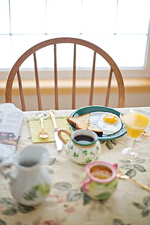 morgenmad, stegt æg, kaffe, bord, bordindstilling, mad, morgen, måltid, sund og rask, protein, brunch, ristet brød, mad og drikke, drikke, forfriskning, indendørs, ingen mennesker, stilleben, kop, friskhed, plade, te, glas, krus, selektiv fokusering, varm drikke, drikkeglas, møbel, porcelæn, tepotte, te kop, indstilling, 4K, CC0, offentligt domæne, royaltyfrie