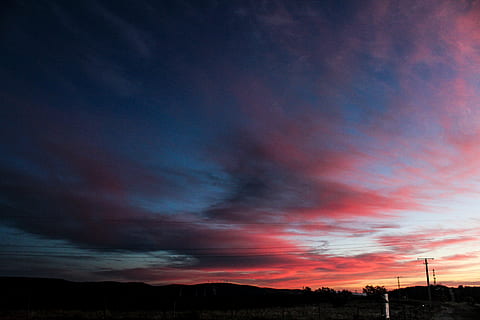 fotografia de lapse de temps, daurat, hores, núvols, fosc, alba, paisatge, muntanyes, naturalesa, escènic, cel, sortida del sol, núvol - cel, bellesa a la natura, escenics - natura, posta de sol, medi ambient, tranquil·litat, cap gent, escena tranquil·la, cel dramàtic, silueta, escena no urbana, vespre, idíl·lic, majestuós, arquitectura, muntanya, a l'aire lliure, poder a la natura, ominós, 2K, CC0, domini públic, lliure de regalies