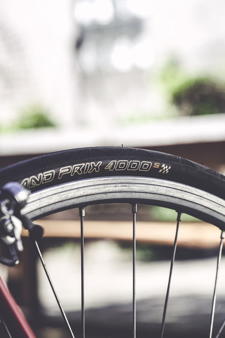 foto de primer pla, negre, roda de bicicleta, bicicleta, borrós, personalitzat, cicle, ciclisme, disseny, equipament, focus, marc, carrera, carreres, bicicleta de carreres, vora, velocitat, esport, acer, estil, pneumàtic, roda, centrar-se en primer pla, metall, text, cap gent, primer pla, dia, transport, guió occidental, manera de transport, naturalesa, a l'aire lliure, barana, estructura construïda, arquitectura, enfocament selectiu, vehicle terrestre, comunicació, aigua, connexió, seguretat, 5K