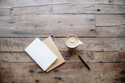 notes, buku catatan, jurnal, pena, penulisan, kafe, kopi, latte, cappuccino, kayu, bahan kayu, meja, masih hidup, tepat di atas, cangkir, kopi - minum, makanan dan minuman, minum, minuman, cangkir kopi, tampilan sudut tinggi, tidak ada orang, dalam ruangan, minuman berbusa, seni buih, minuman non-alkohol, makanan, kertas, 5K, CC0, domain publik, bebas royalti