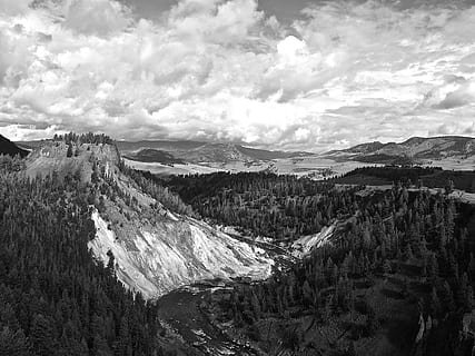 Serra, envoltat, arbres, muntanya, a l'aire lliure, arbre, planta, abies, avet, EUA, parc nacional de Yellowstone, temps, paisatge, Yellowstone, fons de pantalla, naturalesa, blanc i negre, vegetació, pic, desert, vall, núvol - cel, cel, escenics - natura, bellesa a la natura, escena tranquil·la, tranquil·litat, medi ambient, escena no urbana, dia, cap gent, geografia física, idíl·lic, remot, temperatura de fred, formació, muntanya nevada, 2K, CC0, domini públic, lliure de regalies