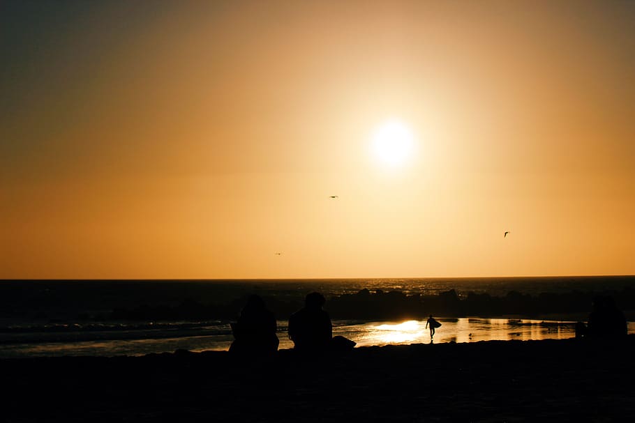 Sonnenuntergang, Dämmerung, Strand, Horizont, Sommer-, Sand, Silhouette, Menschen, Himmel, Meer, Wasser, Horizont über Wasser, orange Farbe, Land, Gruppe von Leuten, Szenen - Natur, echte Menschen, Schönheit in der Natur, Freizeitbeschäftigung, Lebensstile, Natur, Sonne, Männer, draußen, 5K