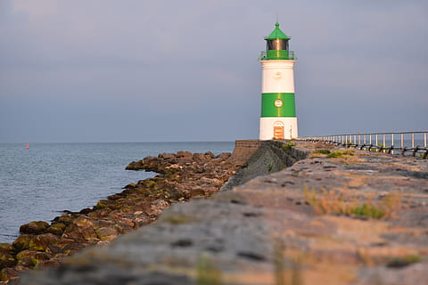faro, circa, nuvole, abendstimmung, mare Baltico, costruzione, mare, edificio storico, Torre, costa, architettura, acqua, guida, struttura costruita, protezione, direzione, esterno dell'edificio, sicurezza, cielo, natura, roccia, spiaggia, solido, terra, nessuno, all'aperto, orizzonte sull'acqua, 5K, CC0, dominio pubblico, privo di copyright