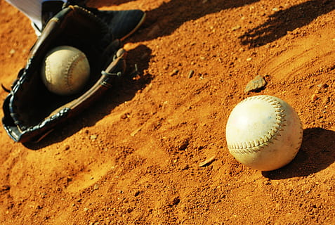 , olahraga, baseball - olahraga, baseball - bola, tanah, tampilan sudut tinggi, sinar matahari, bola, bayangan, alam, pasir, tidak ada orang, hari, merapatkan, peralatan olahraga, di luar rumah, kotoran, masih hidup, pantai, fokus pada latar depan, tua, 2K, CC0, domain publik, bebas royalti