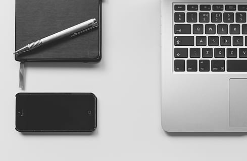 „MacBook“, nešiojamas kompiuteris, kompiuteris, „iPhone“, mobiliojo ryšio, technologijos, Užrašų knygelė, švirkštimo priemonė, stalas, biuras, verslą, juoda ir balta, belaidžio ryšio technologija, komunikacijos, nėra žmonių, patalpose, kompiuterinė įranga, nešiojamas informacijos įrenginys, ryšį, natiurmortas, kompiuterio klaviatūra, klaviatūra, tiesiogiai virš, laiškas, Iš arti, lentelė, išmanusis telefonas, tekstą, baltas fonas, kompiuterio raktas, 5K, CC0, Viešasis domenas, nemokamai