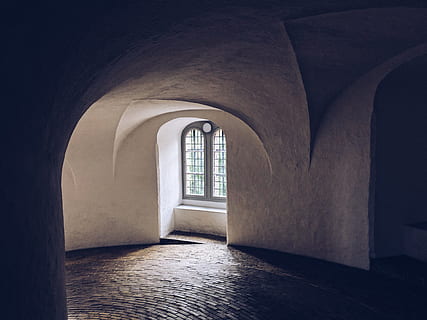 struttura in cemento grigio, costruzione, finestra, luce, ombra, architettura, calcestruzzo, arcata, interior design, luce del sole, monocromatico, sole, in casa, buio, corridoio, nessuno, vecchio, luce - fenomeno naturale, tunnel, vuoto, arco, storia, caratteristica della parete, struttura costruita, antico, all'interno di, notte, pavimentazione, culture, Casa, 4K, CC0, dominio pubblico, privo di copyright