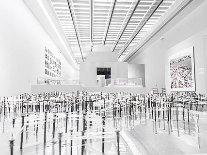 interior de l'edifici buit, a l'interior, arquitectura, cap gent, en fila, gran grup d'objectes, educació, taula, seient, estructura construïda, absència, edifici, negocis, sostre, cadira, buit, modern, dia, arranjament, tecnologia, sòls, netejar, 4K, CC0, domini públic, lliure de regalies