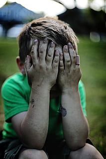 gutt, sitter, dekker, ansikt, én person, ekte folk, hånd, fokusere på forgrunnen, barn, portrett, følelse, tristhet, menn, barndom, gutter, menneskelig kroppsdel, forfra, skjult ansikt, menneskelig hånd, dag, hanner, hodet i hender, depresjon - tristhet, menneskelig ansikt, hender som dekker øynene, tenåringsgutter, tenåring, flause, 5K, CC0, offentlig domene, opphavsrett gratis