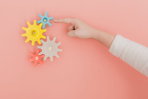 Палец, превращение, красочный, игрушечные шестерни, персиковый цвет стены, механический, рука, среда, помощь, Работа, машины, вектор, геометрический, механизм, машина, исследование, технология, иллюстрация, связи, производство, наука, движение, двигатель, возобновлять, концепция, творческий подход, соединять, элемент, пальцы, рулевое колесо, инструмент, достижения, дизайн, сеть, шестерни, красочные игрушечные шестерни, всасывающие, человеческая рука, часть человеческого тела, цветной фон, форма звезды, студийный снимок, праздник, в помещении, форма, рождество, держа, отпрыск, один человек, детство, день отдыха, копировать пространство, ребенок, крупный план, большая группа объектов, 4K